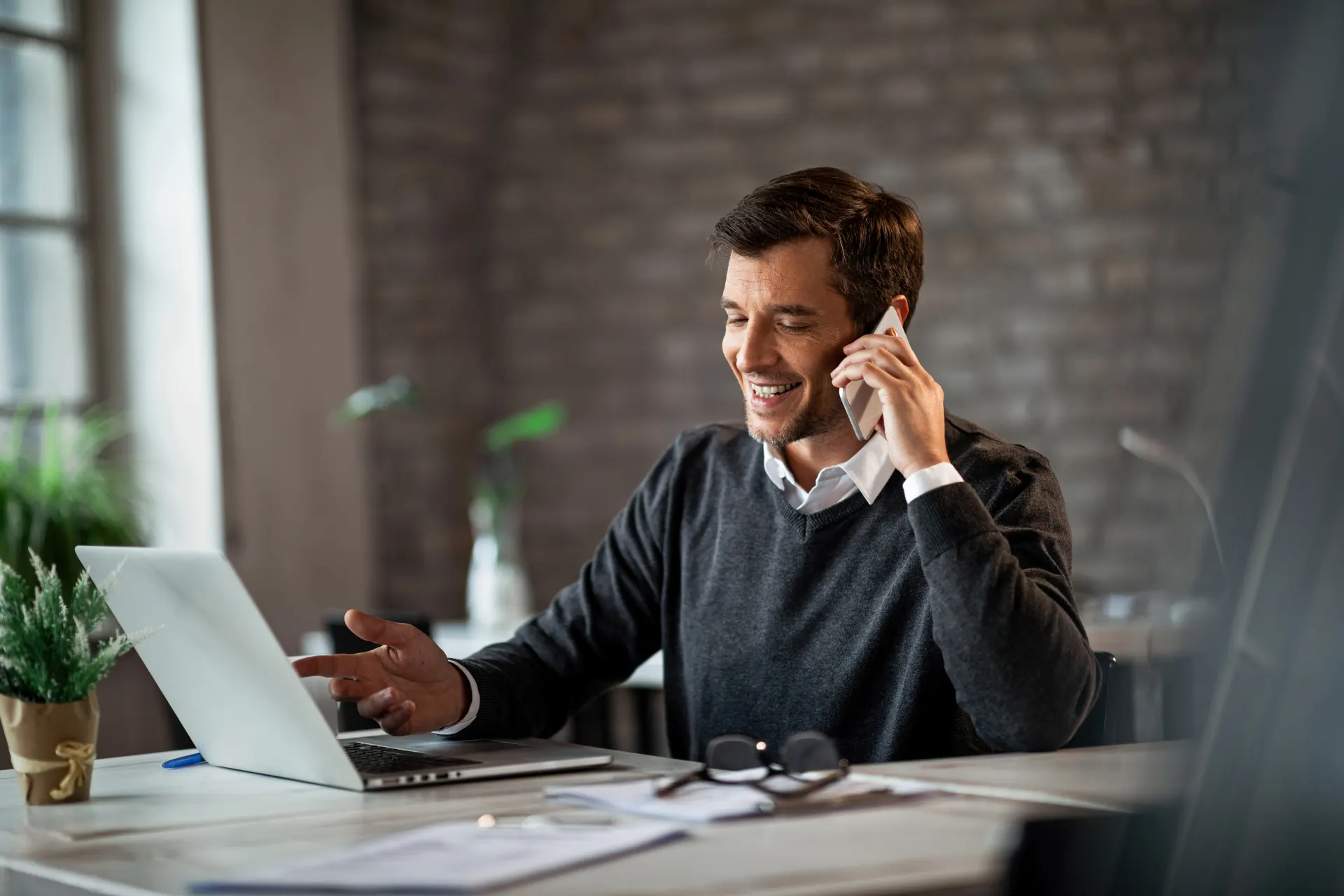 Homem ao telefone em um escritório